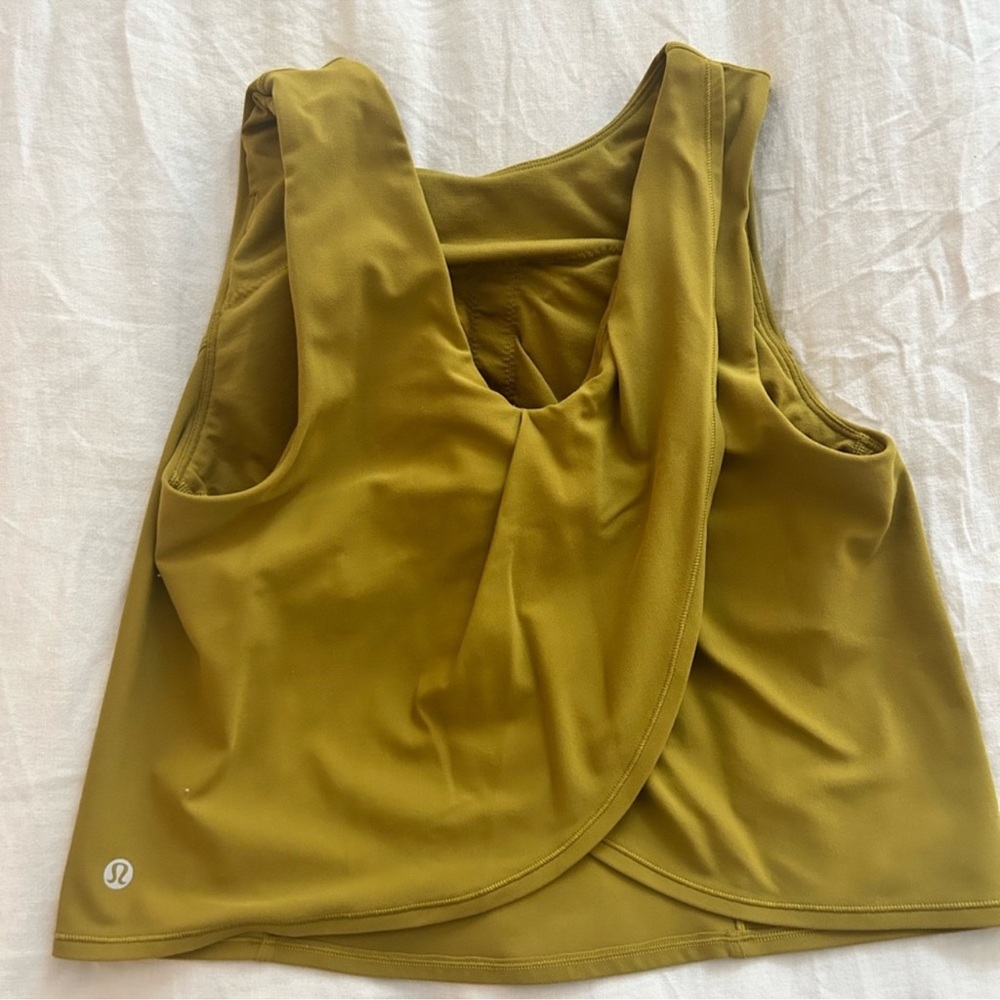 Lululemon Nulu twist back